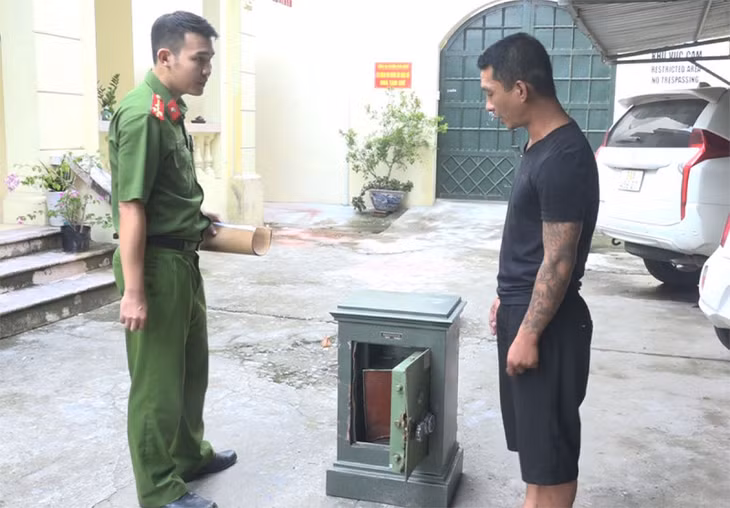 Vũ Đình Đức cùng tang vật (chiếc két sắt) tại cơ quan Công an.