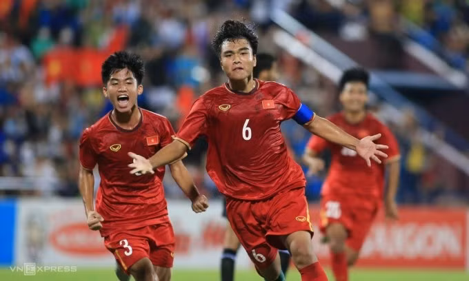 Công Phương chứng tỏ tầm quan trọng trong đội hình U17 Việt Nam với pha đá phạt mở tỷ số. Ảnh: Lâm Thỏa.
