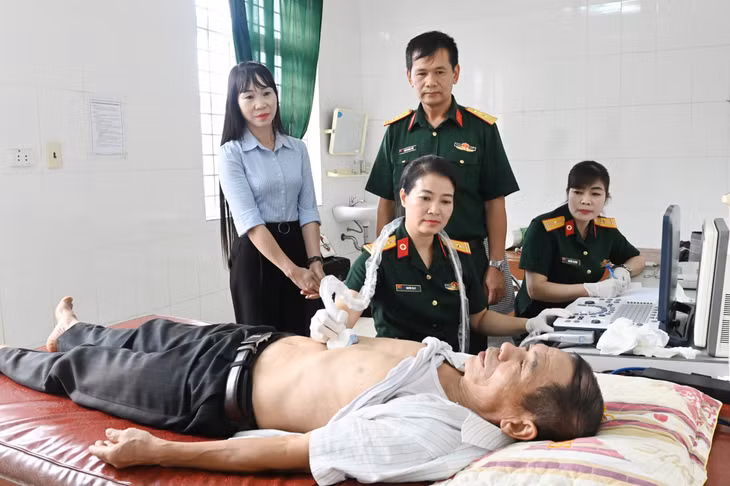 Bác sĩ Bộ CHQS tỉnh, khám bệnh cho các đối tượng chính sách, hộ nghèo tại huyện Ba Chẽ.