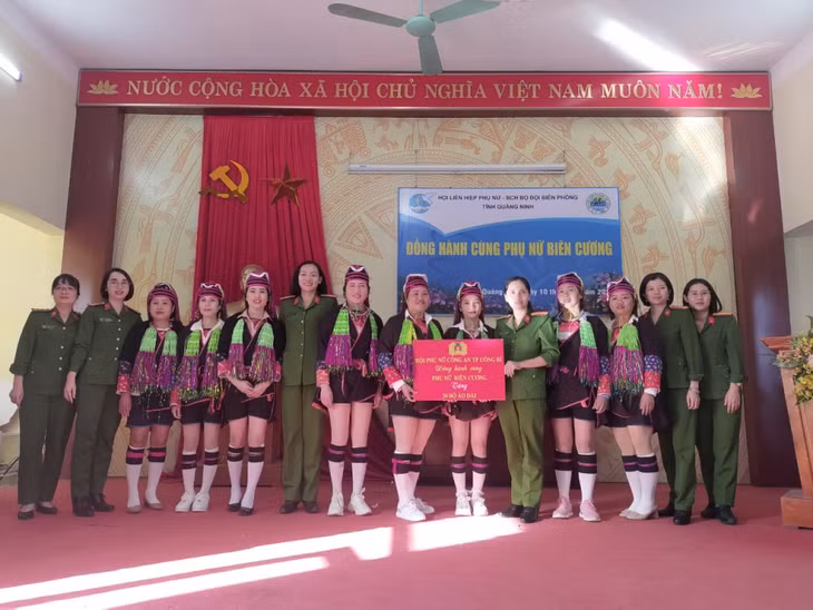 Hội phụ nữ Công an thành phố Uông Bí trao hỗ trợ cho BCH Hội phụ nữ xã Quảng Sơn.