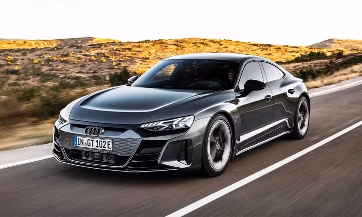 Audi RS e-tron GT: Phiên bản tiêu chuẩn đã được Audi ra mắt ở thị trường Việt hồi tháng 7 vừa qua, nhưng phiên bản hiệu năng cao sẽ tiếp tục có mặt tại Triển lãm Ô tô Việt Nam 2022 để tăng thêm lựa chọn cho khách hàng. Giá bán có thể sẽ cao hơn khá nhiều so với mức khởi điểm 5,2 tỷ đồng của bản tiêu chuẩn. Đây cũng là mẫu xe cạnh tranh trực tiếp với đối thủ Porsche Taycan Turbo.
