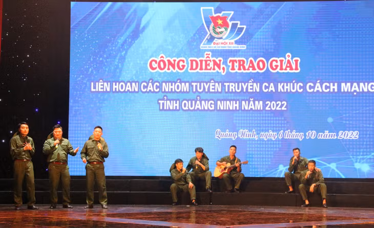 Tiết mục tốp ca "Đồng đội" của nhóm tuyên truyền ca khúc cách mạng Đoàn Than.