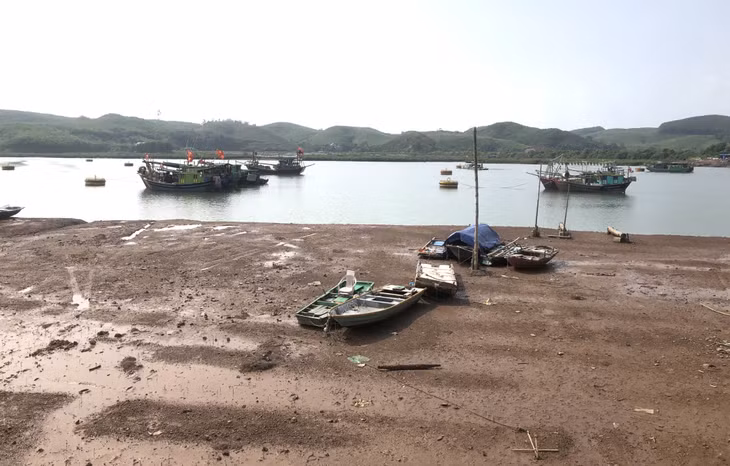 Thời điểm con nước xuống, tàu thuyền từ khơi về phải đậu ngoài cửa lạch, còn tàu thuyền ở trong khu neo đậu thì bị mắc kẹt.