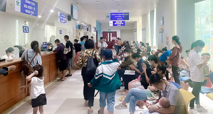 Chuyển mùa, trẻ nhỏ dễ mắc các bệnh đường hô hấp, giảm đề kháng. Ảnh: Thùy An