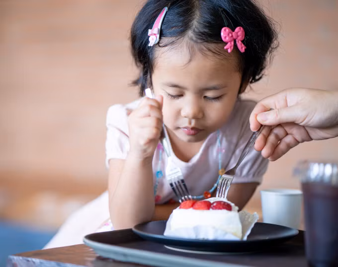 Trẻ ăn nhiều thực phẩm chứa đường gây ra nhiều vấn đề sức khỏe. Ảnh: Freepik