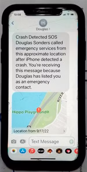 Tin nhắn cảnh báo tai nạn khi một người dùng iPhone mới đánh rơi điện thoại trong lúc đạp xe. Ảnh: WSJ