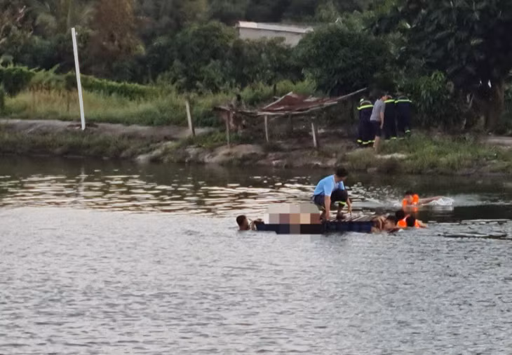 Lực lượng cứu hộ đưa thi thể nạn nhân lên bờ, điều tra nguyên nhân. Ảnh: C.T