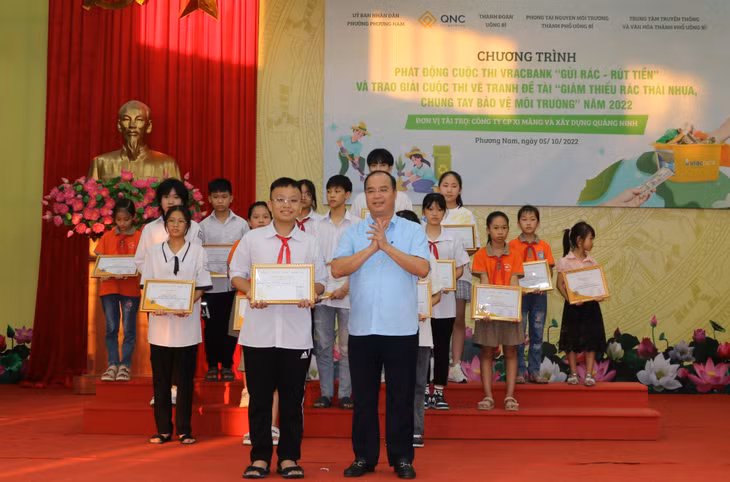 Lãnh đạo TP Uông Bí trao giải nhất cuộc thi vẽ tranh đề tài “Giảm thiểu rác thải nhựa, chung tay bảo vệ môi trường năm 2022” cho tác giả Phạm Hoàng Nam, Trường THCS Phương Nam (TP Uông Bí).