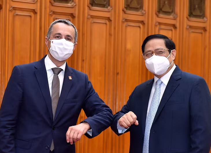 Thủ tướng Phạm Minh Chính và Phó Tổng thống, Bộ trưởng Ngoại giao Liên bang Thụy Sĩ Ignazio Cassis trao đổi phương hướng và thống nhất quan điểm để nâng tầm quan hệ hai nước trong thời gian tới. - Ảnh: VGP/Nhật Bắc Thủ tướng Phạm Minh Chính và Phó Tổng thống, Bộ trưởng Ngoại giao Liên bang Thụy Sĩ Ignazio Cassis trao đổi phương hướng và thống nhất quan điểm để nâng tầm quan hệ hai nước trong thời gian tới. - Ảnh: VGP/Nhật Bắc