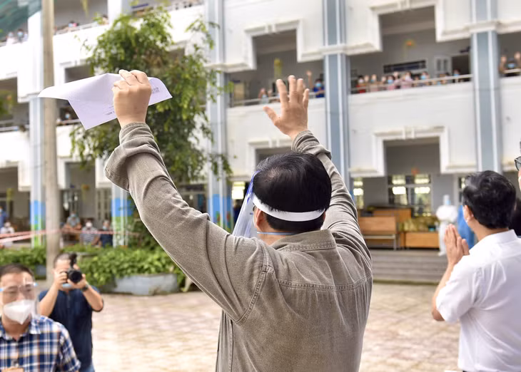 Thủ tướng vẫy chào, động viên bà con đang thực hiện cách ly tập trung tại Trường Tiểu học Bình Thuận, phường Thuận Giao, TP. Thuận An. Ảnh: VGP/Nhật Bắc Thủ tướng vẫy chào, động viên bà con đang thực hiện cách ly tập trung tại Trường Tiểu học Bình Thuận, phường Thuận Giao, TP. Thuận An. Ảnh: VGP/Nhật Bắc