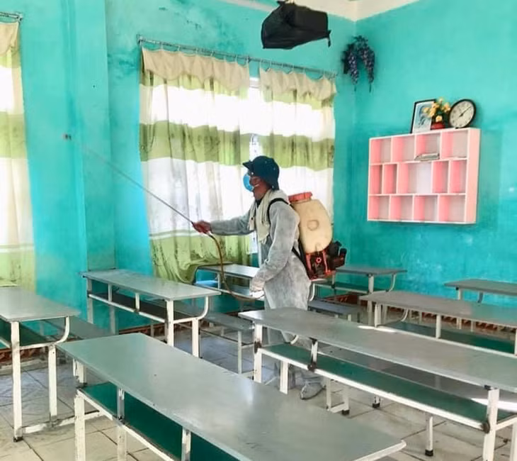 Phun khử khuẩn lớp học trước khi vào năm học mới tại Trường THCS&amp;THPT Nguyễn Bình.