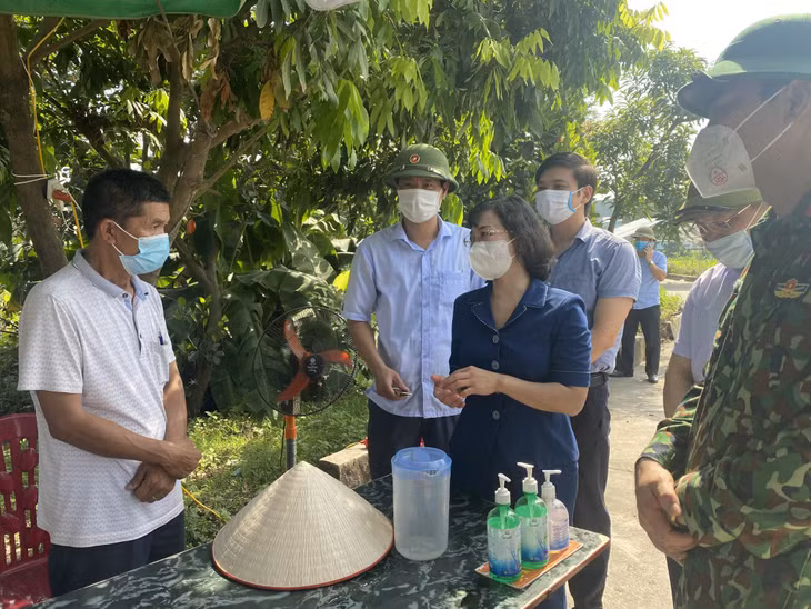 Đồng chí Trịnh Thị Minh Thanh, Phó Chủ tịch Thường trực HĐND tỉnh động viên các lực lượng làm việc tại các chốt kiểm soát tiếp tục nỗ lực, thực hiện nhiệm vụ với tinh thần trách nhiệm cao nhất.