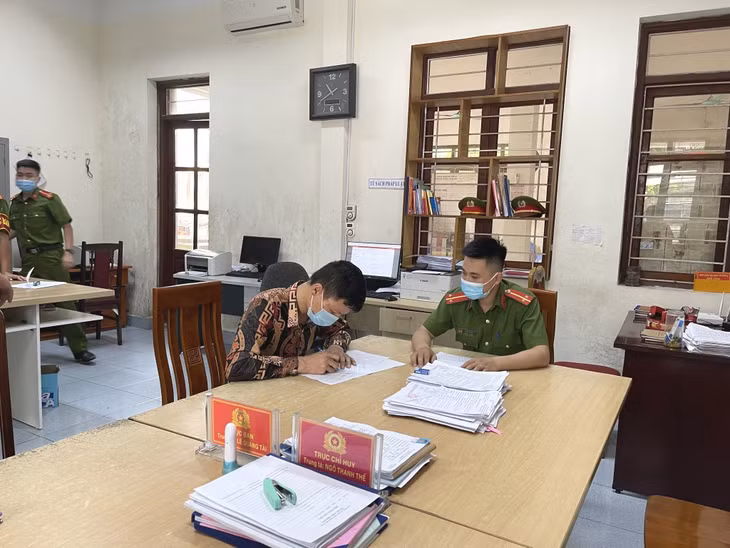 Công an phường Thanh Sơn (TP Uông Bí) lấy lời khai đối tượng nghi sử dụng ma tuý, ngày 6/8/2021.