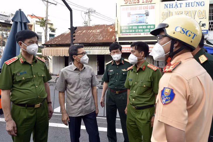 Động viên cán bộ, chiến sĩ công an, cảnh sát giao thông tại một chốt kiểm soát ở Phường 4, Quận Bình Thạnh, Phó Thủ tướng Vũ Đức Đam nhấn mạnh nếu kiểm soát chặt chẽ việc ra ngoài của người dân ngay từ từng khu phố, tổ dân cư thì sẽ giảm tải phần nào cho các chốt kiểm soát giao thông cấp xã, phường, quận, huyện… Phó Thủ tướng đề nghị phải kiểm soát chặt chẽ những đối tượng được phép ra đường ngay từ từng gia đình, cụm dân cư.