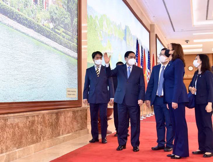 Thủ tướng Phạm Minh Chính giới thiệu với Phó Tổng thống Hoa Kỳ những hình ảnh về đất nước, con người Việt Nam. Thủ tướng Phạm Minh Chính giới thiệu với Phó Tổng thống Hoa Kỳ những hình ảnh về đất nước, con người Việt Nam.