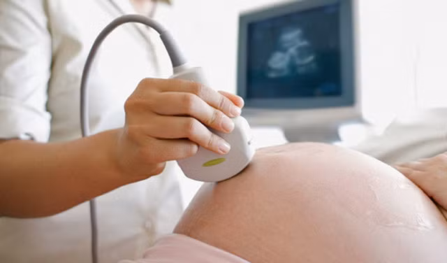 Khi có thai cần phải khám thai định kỳ và thực hiện tốt theo sự hướng dẫn của bác sĩ sản khoa.
