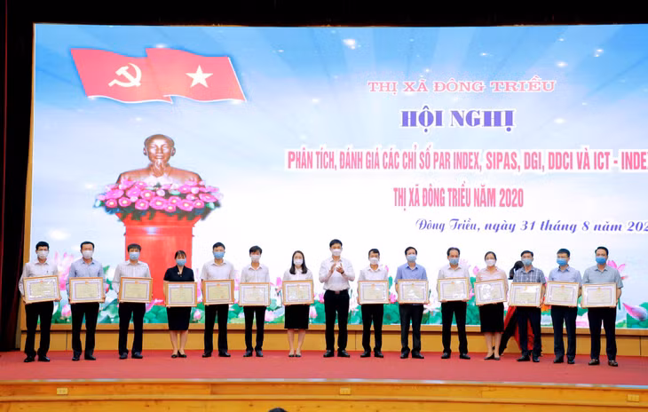 Tại hội nghị, nhiều tập thể cá nhân được khen thưởng vì có thành tích xuất sắc trong triển khai cải thiện các chỉ số cạnh tranh của TX Đông Triều trong năm 2020.