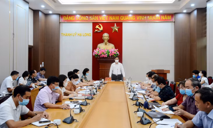 Đồng chí Vũ Văn Diện, Bí thư Thành ủy Hạ Long khẳng định: Việc xây dựng phương án phân loại, thu gom, vận chuyển và xử lý chất thải rắn sinh hoạt, chất thải xây dựng chính là một trong những giải pháp lâu dài, nhằm cải thiện chất lượng môi trường và phát triển đô thị bền vững