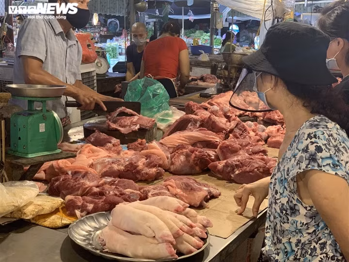 Giá thịt heo thành phẩm ngoài chợ thường giảm không tương xứng so với những đợt điều chỉnh của giá heo hơi.