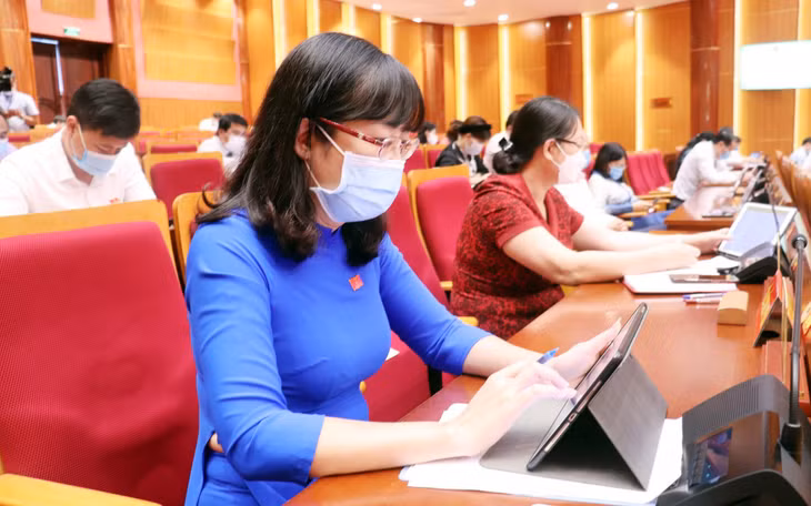 Các đại biểu HĐND tỉnh nghiên cứu tài liệu tại kỳ họp.