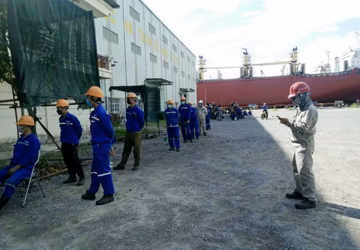 Công nhân, người lao động, nhà thầu của Công ty CP Nosco Shipyard chờ làm xét nghiệm Covid-19.