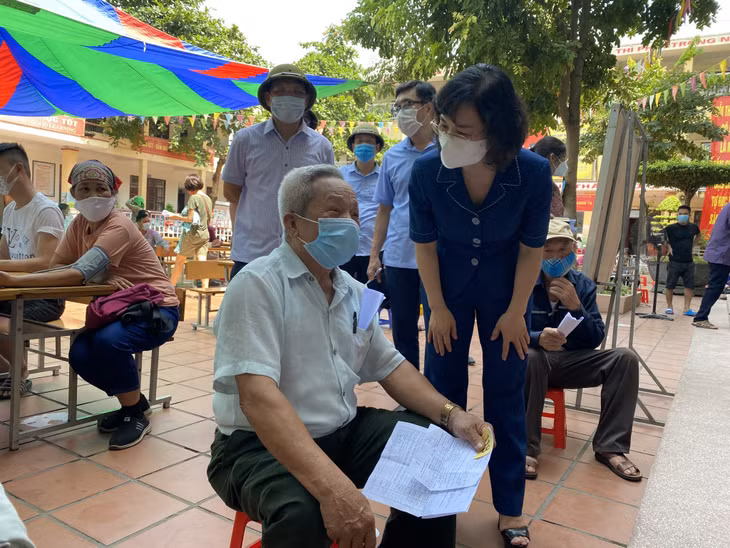 Đồng chí Trịnh Thị Minh Thanh, Phó Chủ tịch Thường trực HĐND tỉnh thăm hỏi người dân TP Uông Bí đi tiêm vắc xin Covid-19.