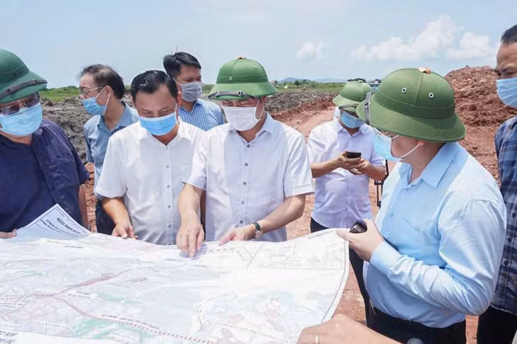 Chủ tịch UBND tỉnh Nguyễn Tường Văn kiểm tra tiến độ thi công đường kết nối từ cao tốc Vân Đồn - Móng Cái đến cảng Vạn Ninh, tháng 7/2021. Ảnh: Nguyễn Thanh