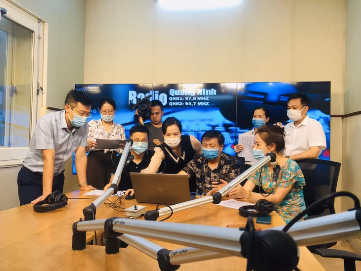 Lãnh đạo Trung tâm Truyền thông tỉnh chỉ đạo một chương trình phát thanh trực tiếp.