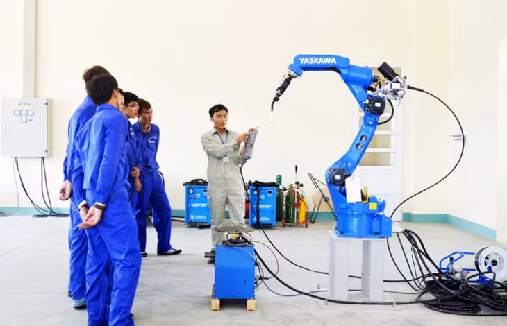 Sinh viên Trường Cao đẳng Việt - Hàn Quảng Ninh thực hành với rô-bốt hàn tự động, nâng cao tay nghề, kỹ thuật, sẵn sàng phục vụ định hướng phát triển mạnh ngành công nghiệp chế biến, chế tạo của tỉnh.