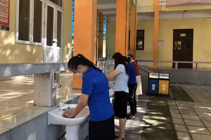Khu vực rửa tay sát khuẩn của Trường THCS Mạo Khê 2.