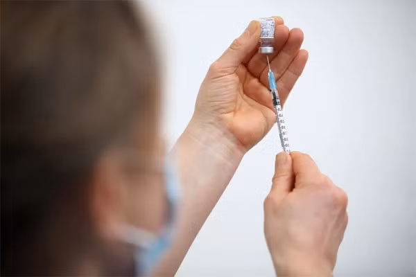Người dị ứng với kháng sinh và dị ứng với thực phẩm thì có nên tiêm vaccine Covid-19? Người dị ứng với kháng sinh và dị ứng với thực phẩm thì có nên tiêm vaccine Covid-19?