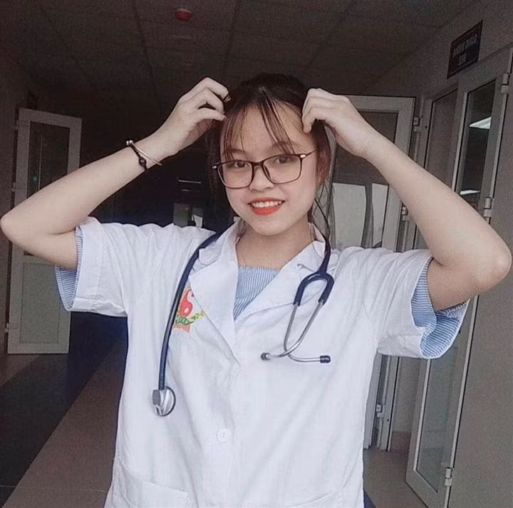 Sinh viên Nguyễn Thị Huệ đang làm nhiệm vụ lấy mẫu xét nghiệm nhanh SARS-CoV-2 ở Trạm y tế Tân Hưng Thuận, quận 12, TP.HCM.