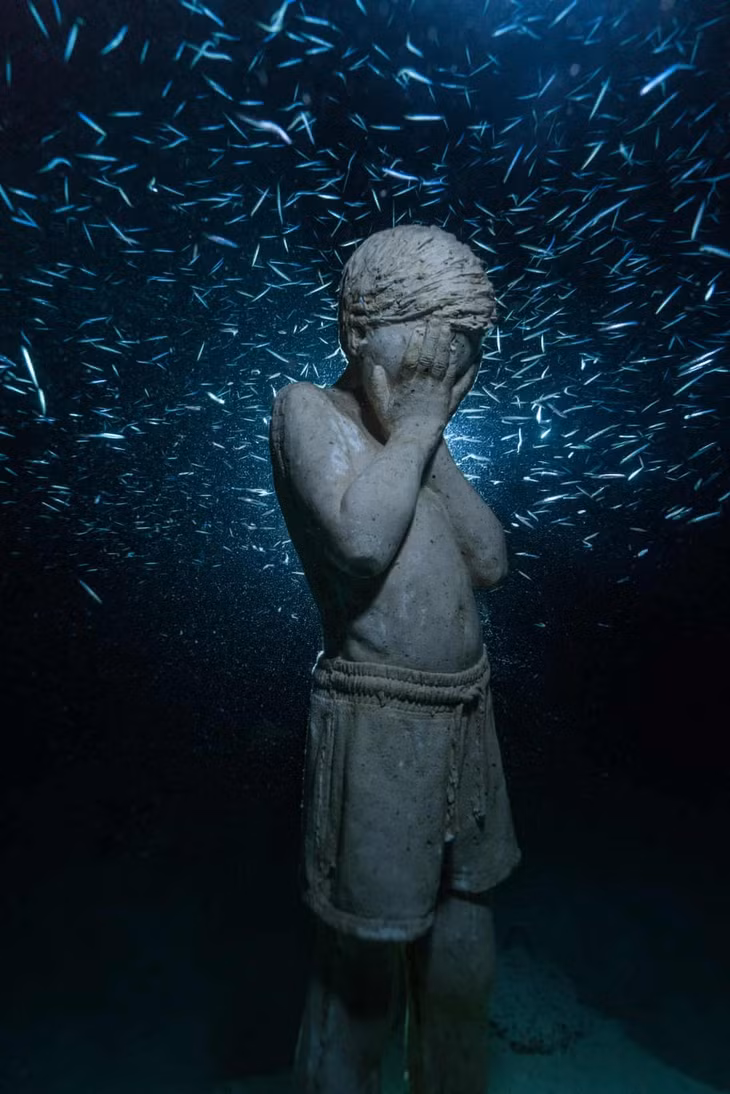MUSAN (Bảo tàng dưới nước ở Ayia Napa) mới mở triển lãm điêu khắc do nghệ sĩ Jason deCaires Taylor thực hiện với ý tưởng "khám phá mối quan hệ giữa con người và thế giới tự nhiên". Hiện triển lãm đang mở tại vùng biển ngoài khơi Ayia Napa, khu vực nghỉ dưỡng nổi tiếng miền đông nam đảo Síp. Jason deCaires Taylor từng tạo ra hơn 1.000 tác phẩm điêu khắc trên khắp thế giới, và phần lớn chúng được bày dưới đáy biển như ở vịnh Mexico, các vịnh hẹp ở Na Uy hoặc cả rạn san hô khổng lồ Great Barrier Reef.