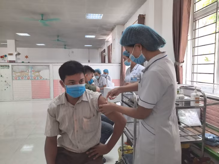 Khu vực tiêm vắc-xin phòng Covid-19 được Bệnh viện Sản Nhi Quảng Ninh bố trí thông thoáng.
