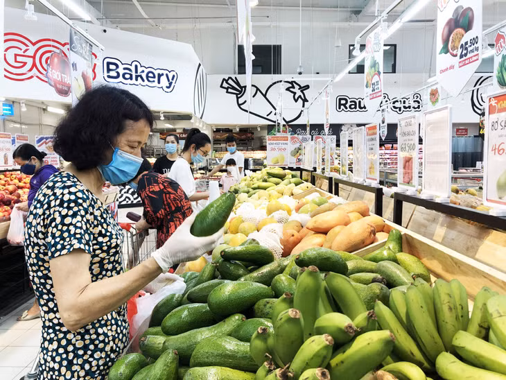 Người dân tới mua hàng tại Siêu thị GO! Hạ Long thực hiện nghiêm các biện pháp phòng chống dịch. Ảnh Minh Đức