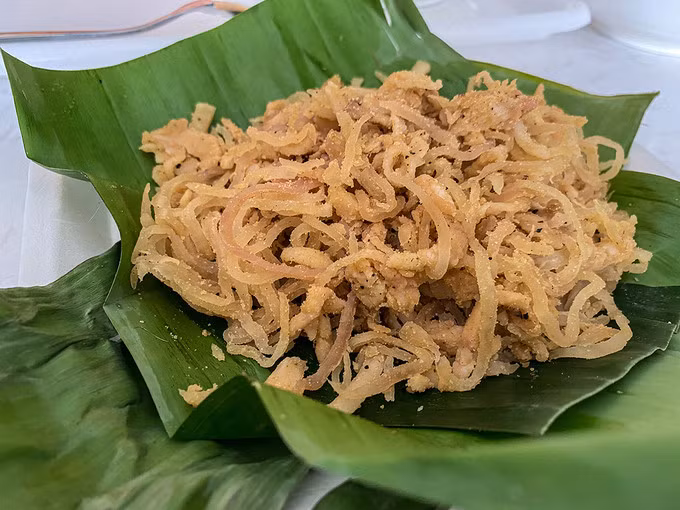 Khi bóc ra, "quả nem" sẽ từ từ tách rời. Ảnh: Trung Nghĩa