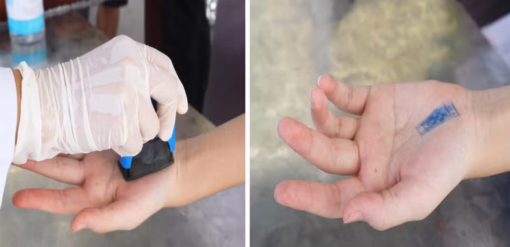 Sau khi đầy đủ thủ tục, các em sẽ được đóng dấu xác nhận.