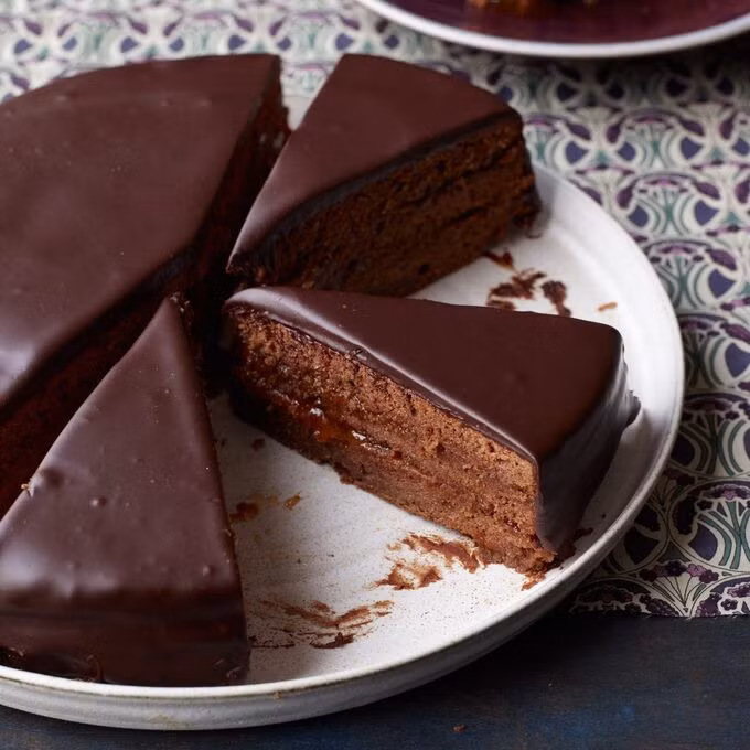 Sachertorte nguyên bản là loại bánh nổi tiếng nhất của Áo. Đây là một loại bánh bông lan chocolate cổ điển, nhiều lớp, được phủ một lớp mỏng với mứt mơ chất lượng cao và chocolate. Sachertorte được cho là có hương vị ngon nhất khi ăn kèm với một ít kem không đường đặt bên cạnh. Món ăn được phát minh bởi đầu bếp Franz Sacher vào năm 1832, khi đó mới 16 tuổi. Ảnh: Food and Wine
