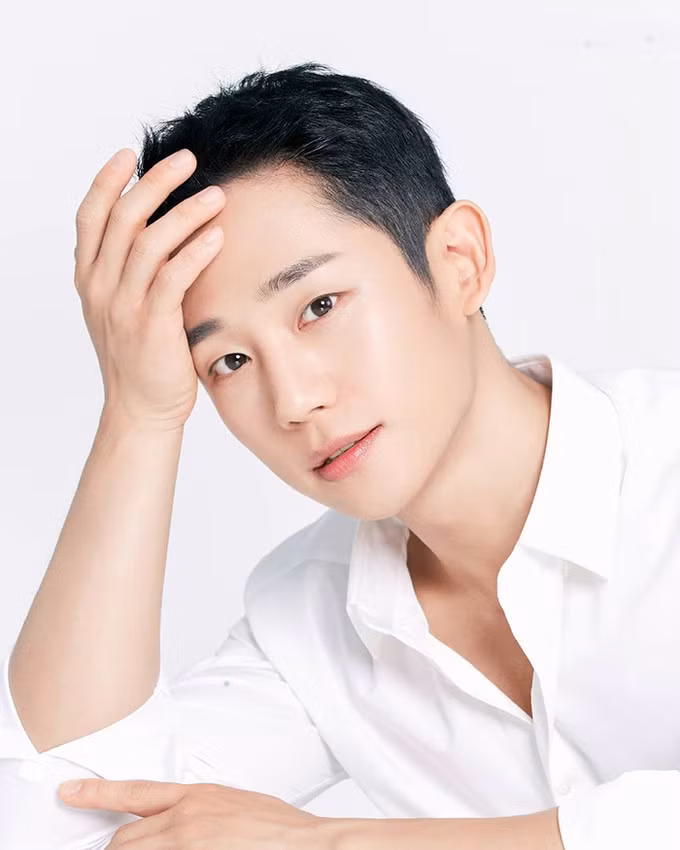 Jung Hae In, mỹ nam "Chị đẹp mua cơm ngon cho tôi", ở vị trí thứ chín với thu nhập 5,6 tỷ won (4,9 triệu USD). Ảnh: Instagram/Jung Haein.