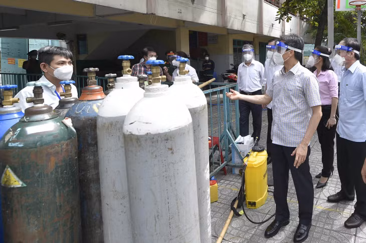 Phó Thủ tướng thị sát khu cách ly F0 nằm trên đường Văn Thân, Phường 8, Quận 6 - Ảnh: VGP/Đình Nam Phó Thủ tướng thị sát khu cách ly F0 nằm trên đường Văn Thân, Phường 8, Quận 6 - Ảnh: VGP/Đình Nam