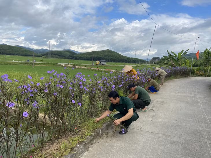 Nhân dân xã Dân Chủ, TP Hạ Long tích cực tham gia dọn dẹp bảo vệ cảnh quan môi trường trên địa bàn. 