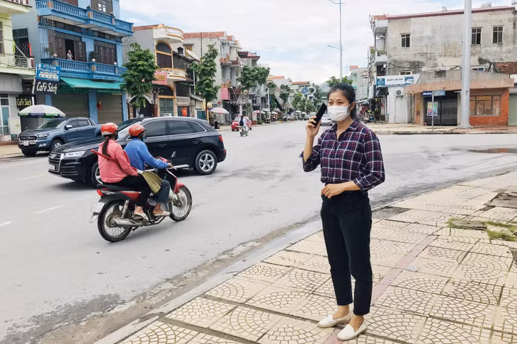 CTV Đặng Hồng Phương (Trung tâm TT-VH Hạ Long) tác nghiệp tại hiện trường cho chuyên mục "Radio - Giờ cao điểm".
