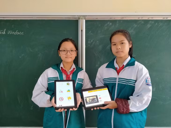 Nguyễn Thu Giang (bên trái) và Nguyễn Thu Uyên (Trường THCS Mạo Khê 1, TX Đông Triều) với mô hình Học giao thông 4.0. (Ảnh nhà trường cung cấp)