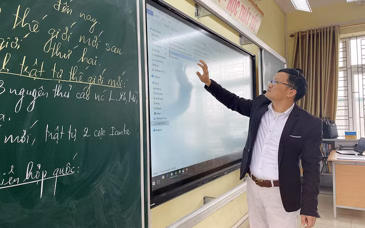 Thầy giáo Hoàng Kim Phương (Trường THCS Mạo Khê 2, TX Đông Triều) ứng dụng CNTT vào giảng dạy môn Lịch sử.