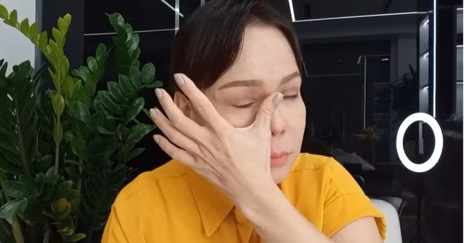 Nữ diễn viên "Nhà có năm nàng tiên" bật khóc: "Chồng tôi là thạc sĩ dạy đại học. Vậy mà anh về đây vẫn đi khiêng từng bao gạo, từng hộp bánh đi trao cho mọi người. Nếu hai vợ chồng tôi chỉ ở nhà xem phim, chơi thể thao cũng không ai có quyền nói vì chúng tôi cũng đã đóng góp rồi. Nhưng tôi muốn tự công sức của vợ chồng mình đi và muốn truyền năng lượng tích cực cho cả ê-kíp".