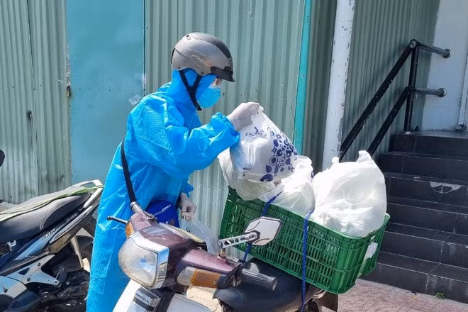 Nhân viên của các siêu thị tất bật giao hàng cho khách.