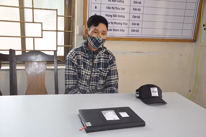 Đối tượng Tùng và tang vật tại cơ quan Công an.