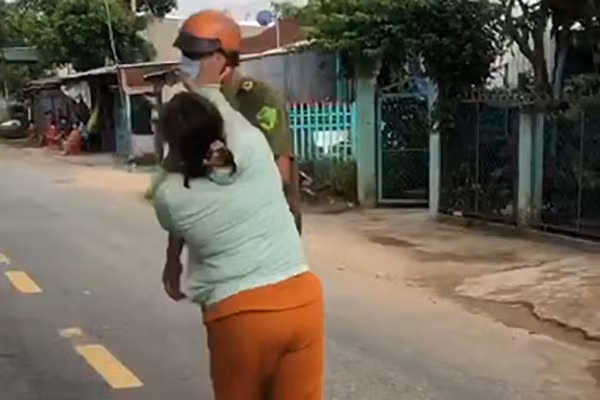 Bà Tuyền xông vào đánh công an. Ảnh: Nghiêm Túc Bắt giam người phụ nữ đánh công an khi chồng bị lập biên bản vi phạm
