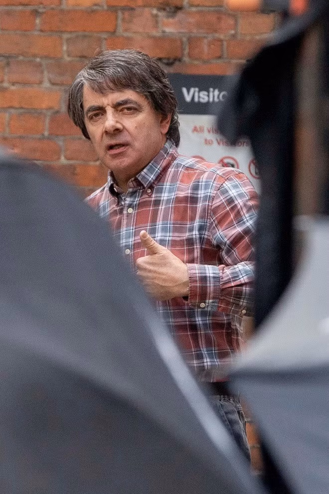 Tháng 8/2021, Rowan Atkinson trở lại đóng phim sau vài năm nghỉ ngơi để dồn thời gian chăm sóc con gái nhỏ trong khi bạn gái trẻ bận rộn phát triển sự nghiệp.