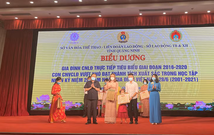 LĐLĐ tỉnh tặng Bằng khen cho các gia đình CNLĐ trực tiếp tiêu biểu, giai đoạn 2016-2020.